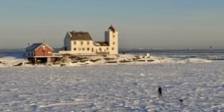 P� SKI TIL FYRET: En spesiell skitur var det. Skil�perne merket isen beveget seg da ferga kj�rte forbi. FOTO: Bj�rn Tore Saltvik