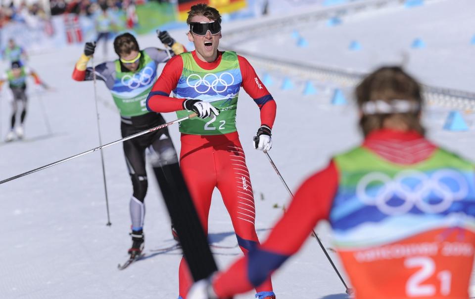 SPIS SN�: Petter Northug satte inn rykket - da kunne ikke massive Axel Teichmann svare med noe. �ystein Pettersen ventet i m�lomr�det.Foto: SCANPIX/EPA/JOHN MABANGLO