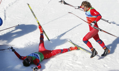 LETTELSE: �ystein Pettersen kastet seg over en sliten, men overlykkelig Northug. 
Foto: Cornelius Poppe / Scanpix