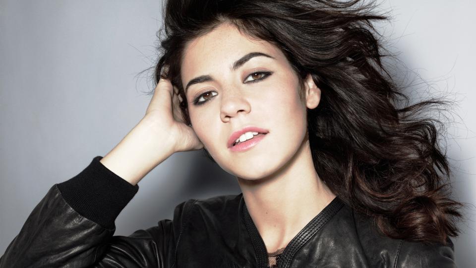 GLITRER IKKE: Marina Diamandis har talentet til � gj�re kull til gull, men ender med � gj�re kull til tull p� �The Family Jewels�. Foto: Warner Music