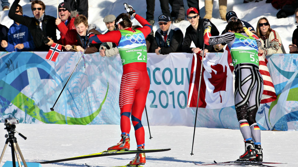 PARKERTE TEICHMANN P� NYE SKI: Da Petter Northug skj�t fart forbi Axel Teichmann foran den siste svingen var det p� et skipar han knapt hadde pr�vd f�r det virkelig gjaldt. Men gamblingen var god som gull. 

Foto:ARNT E. FOLVIK