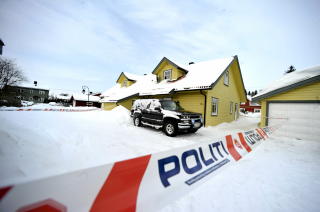 TO DRAP DENNE UKA: Hittil i �r har det skjedde sju drap i Norge. To av dem skjedde denne uka. Her fra nabodrapet i Mysen, der Stig Andr� Skram (36) drept etter en tur p� byen med naboen. 
Foto: John T. Pedersen / Dagbladet