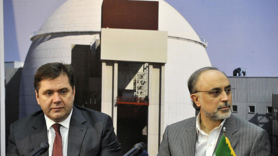 VIL BYGGE ANLEGG: Den russiske energiministeren Sergei Shmatko (t.v) og lederen for Irans atomenergiorganisasjon p� en pressekonferanse 30 november 2009, etter � ha bes�kt atomanlegget i Bushehr. Foto: REUTERS/ISNA/Mehdi Ghasemi