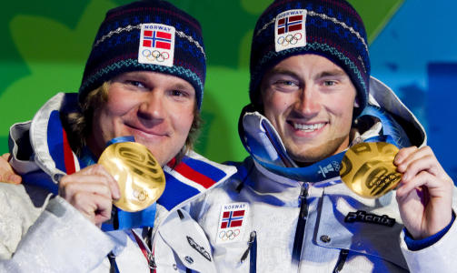 �PNET VEIEN FOR P�LSA: - Ola er en stor idrettsmann og et enda st�rre menneske, sier gullvinner �ystein Pettersen. Her fra medaljeseremonien sammen med Petter Northug i natt. 
Foto: Heiko Junge / Scanpix