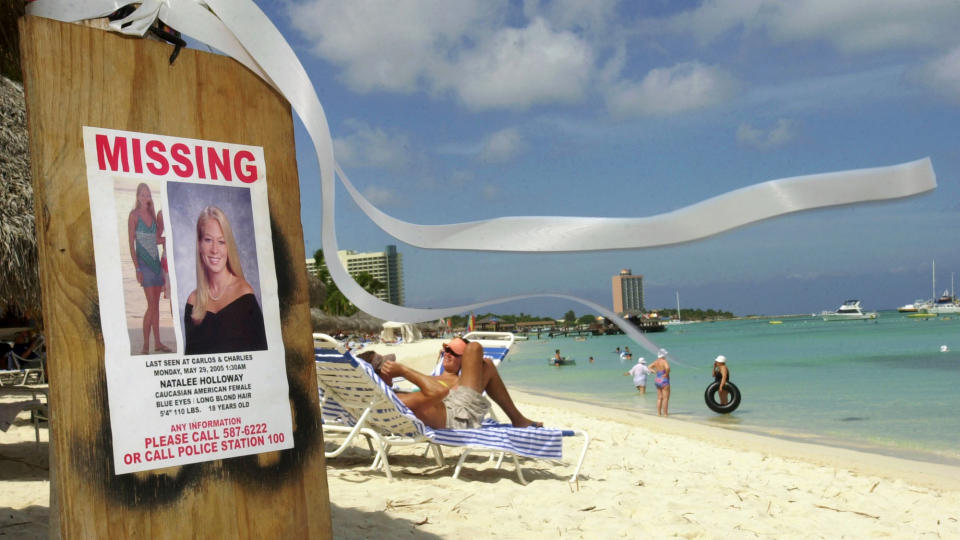 NYE INNR�MMELSER: Drapsmistenkte Joran van der Sloot (20) fra Nederland har nok en gang vedg�tt at han dumpet den amerikanske studenten Natalee Holloway (18) p� �ya Aruba i 2005. Foto: AP Photo/Leslie Mazoch