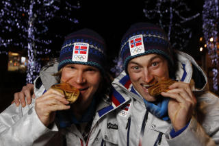 ENDELIG GULL:
Petter Northug og �ystein Pettersen med gullmedaljene etter � ha vunnet OL-gull i langrenn lagsprint.
Foto: Cornelius Poppe / Scanpix