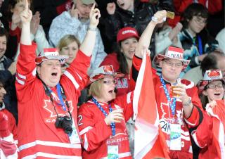 HOCKEYFANS: Denne gjengen g�r nok oftere p� hockeykamper enn curling. Foto: EPA