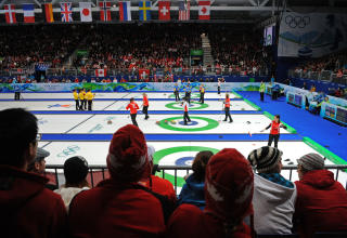 FULLE TRIBUNER: Det er over 5000 tilskuere p� curlingkampene. Foto: AFP