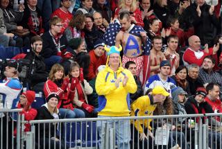 SVENSK ST�TTE: To svenske tilskuere blant alle kanadierne. Foto: EPA