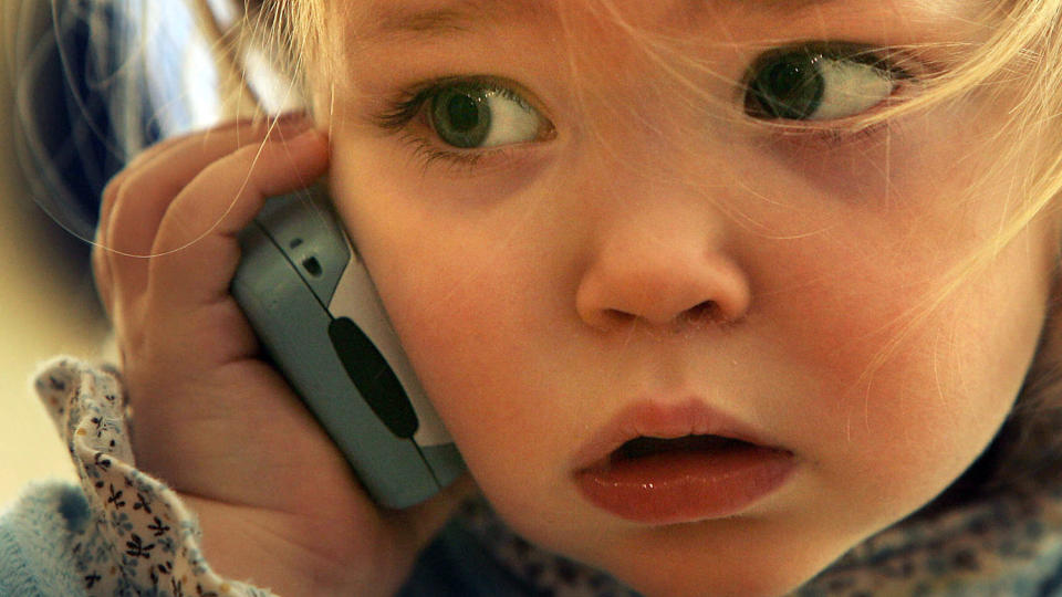 FARLIG? Hvorvidt  str�ling fra mobiltelefoner eller mobilmaster er farlig blir stadig diskutert og forsket p�. Post- og teletilsynet lanserer i dag en tjeneste som lar deg sjekke str�lingsverdiene fra mobilmaster i omr�det der du bor eller ferdes, og avdramatiserer str�lingsfaren fra disse. Arkivfoto: AFP / ADRIAN DENNIS / Scanpix