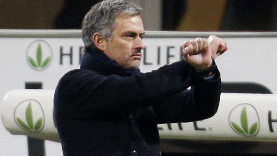 BOT OG KARANTEN: Denne gesten mot dommeren l�rdag koster Jose Mourinho mer enn 300 000 kroner i bot og en karantene p� tre kamper. I morgen er han p� benken mot Chelsea, hjemme i Milan. Foto: AP/Antonio Calanni