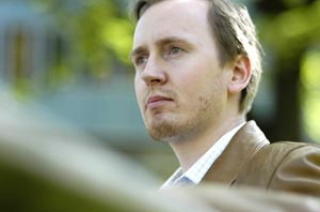 REAGERER: Rune Berglund Steen i Antirasistisk Senter