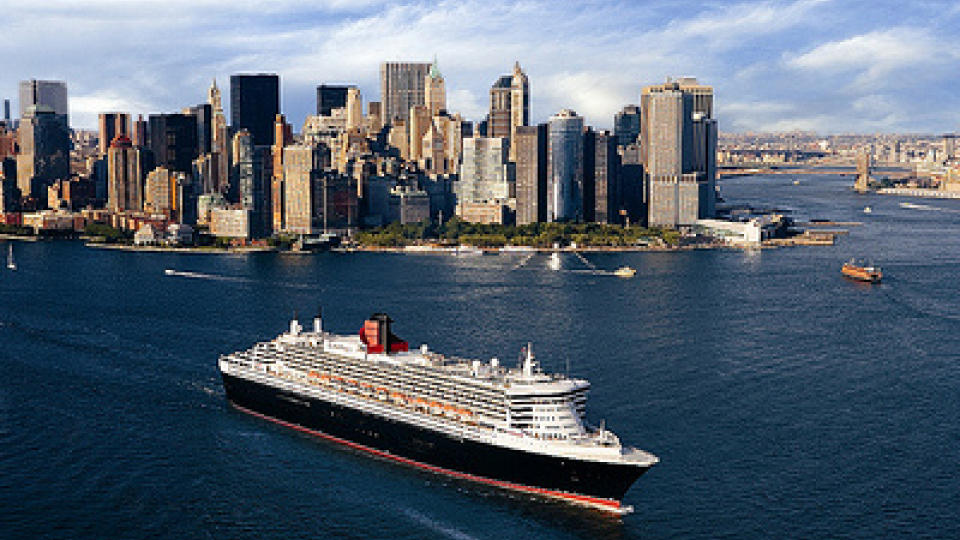AVREISE Det s�rafikanske ekteparet Barbara og Dennis Gregory hadde v�rt p� s�lvbryllups-reise i USA og dro med Cunards Queen Mary 2 fra New York til Southampton. Underveis mistet de kameraet over rekka - og fikk det igjen, 15 m�neder senere! Foto: Cunard