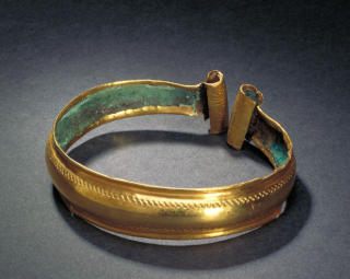 VAKRE SMYKKER: Dette gullarmb�ndet fra bronsealderen ble funnet p� Stange i Hedmark allerede p� 1800-tallet. Foto: Kulturhistorisk museum/Universitetsmuseene