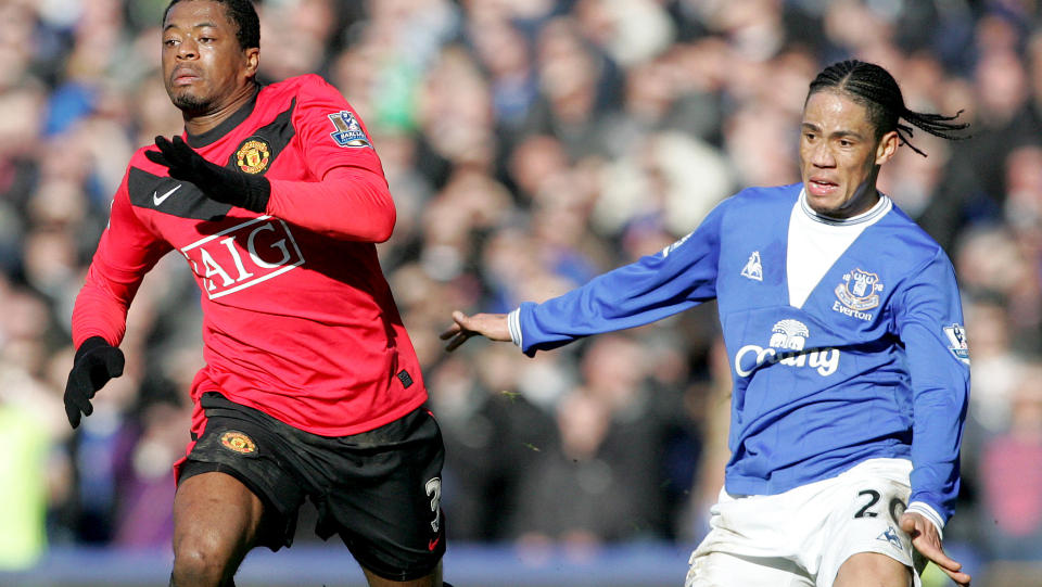 FEIRET TIL S�NDAG MORGEN: Evertons Steven Pienaar (t.h) ble stoppet av politiet natta etter 3-1 mot Manchester United. Foto: AP/Tim Hales