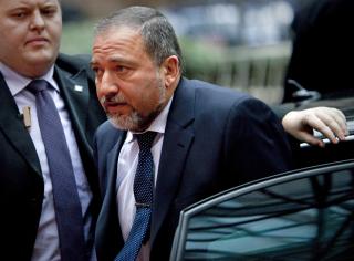 GRILLES: Israels utenriksminister Avigdor Lieberman fastholder at det ikke kan bevises at Israel st�r bak attentatet. I g�r m�tte han forklare seg for en rekke europeiske utenriksministre under EUs utenriksministerm�te i Br�ssel. Foto: EPA/OLIVIER HOSLET/SCANPIX