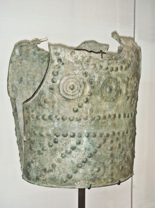 RUSTNING P� 2,6 KILO: Bryst- og ryggkyrass funnet i Grenoble. Fra 600 - 500-tallet f.Kr. Foto: WIKIMEDIA