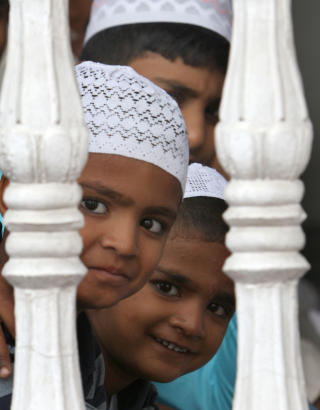 IKKE S� MANGE: Verdens befolkning vokser fortsatt, men kvinners f�dselsrate g�r ned i mange land, og verdens befolkningstall vil trolig stabilisere seg en gang etter 2050. Disse nepalske barna feirer Eid i Kathmandu. Foto: Prakash MATHEMA/AFP/Scanpix