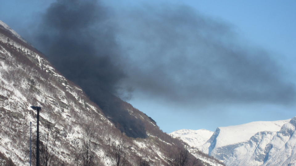  VOLDSOM R�YKUTVIKLING:  Brannen i Strekanetunnelen p� riksvei 60 mellom Stranda og Hellesylt ser ikke ut til � v�re s� dramatisk som r�ykutviklingen kunne tyde p�. En lastebil fra Sogndal tok fyr inne i tunnelen, og sj�f�ren kom seg uskadd ut. 2400-foto: Kjell Opsvik.