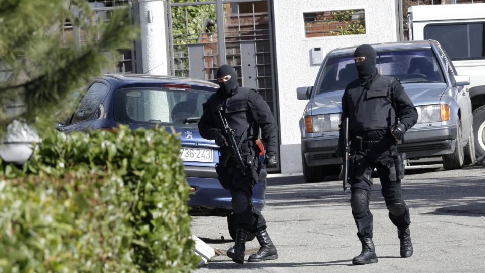  FANT PENGER,  IKKE MANNEN:  Serbiske spesialstyrekr i aksjon i utkanten av Beograd i dag mot Mladic-familiens hus.  S�nnen Darko var hjemme med 80 000 euro, ikke Ratko Mladic. FOTO: AP/SCANPIX.