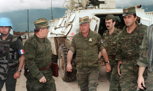 I AKSJON:  General Ratko Mladic (i midten) i aksjonen under borgerkrigen, her p� flyplasssen i Sarajevo i 1993. FOTO: AFP/SCANPIX.