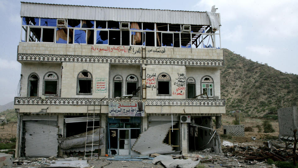 MED KONTROVERSIELL FATWA: P� dette huset er det tegnet anti-amerikanske slagord. Foto: AFP/Scanpix