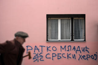  SERBISK HELT:  Ratko Mladic  har fortsatt h�y status blant mange serbere. Her grafitti fra veggen p� en boligblokk i Beograd, fotografert 15. februar i �r: Ratko Mladic, en serbisk helt, er budskapet. FOTO: AP/SCANPIX.