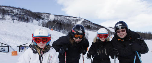 J�TTEBRA: Fra v. Magdalena (10) , mamma Malin , Emma (11) og pappa Peter Boglund er forn�yd med Geilo. Helpensjon p� Ustedalen Hotell er de forn�yd med. Foto: Ole C. H. Thomassen