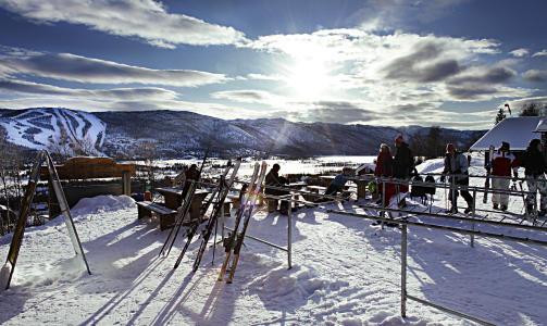 ETTERMIDDAG: Sola skinner p� Geilos nordside. I bakgrunnen ligger Geilolia i skyggen Foto: Ole C. H. Thomassen
