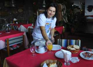 HOTELLFROKOST. Carmen Dolores serverer.