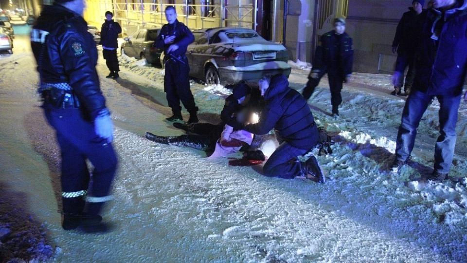 UTSKREVET FRA SYKEHUS:  Politi og publikum kom raskt til for � hjelpe kvinnen som ble overfalt og tildelt sju knivstikk i Markveien i Oslo natt til s�ndag. Onsdag skal politiet avgj�re om en mistenkt og p�grepet 19-�ring skal framstilles for varetektsfengsling. FOTO: SVEIN GUSTAV WILHELMSEN.
