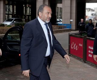 GRILLES: Israels utenriksminister Avigdor Lieberman fastholder at det ikke kan bevises at Israel st�r bak attentatet. Mandag m�tte han forklare seg for en rekke europeiske utenriksministre under EUs utenriksministerm�te i Br�ssel. Foto: EPA/OLIVIER HOSLET/SCANPIX