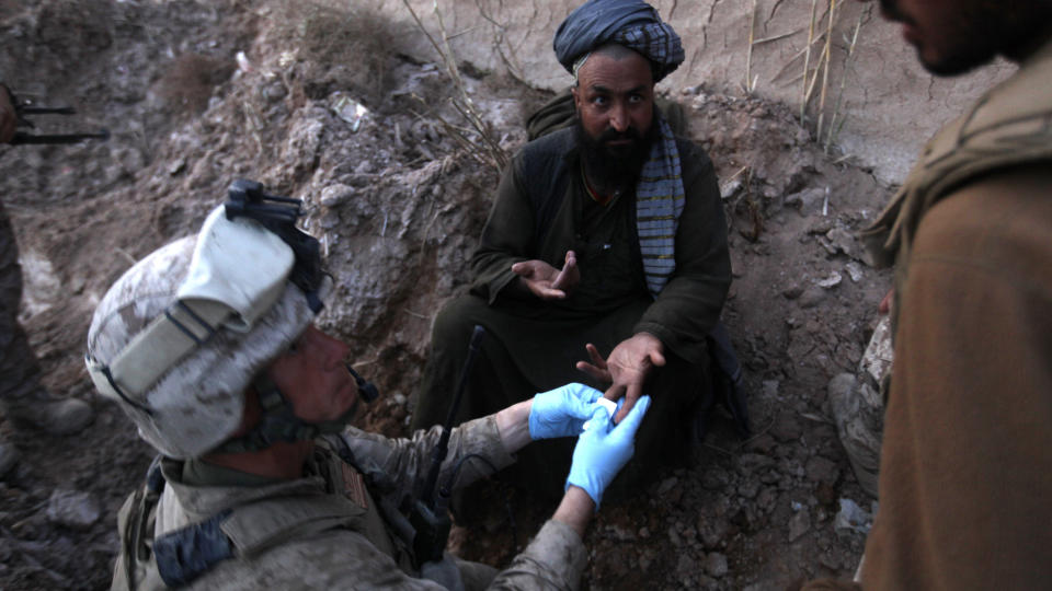 76-TIMERS-REGEL: At man bare kan holde afghanere fanget i 76 timer kan sette NATO-soldatenes liv i fare, mener senator. Her blir en afghansk bonde testet for eksplosiver og krutt. Han ble senere sluppet l�s sammen med flere andre. Foto: AFP PHOTO/PATRICK BAZ/SCANPIX