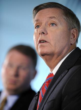 - SETTER SOLDATENES LIV I FARE: Den amerikanske senatoren Lindsey Graham mener 76-timers-regelen kan f� d�delige f�lger. Foto:   REUTERS/Jonathan Ernst/SCANPIX