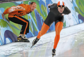 TRENEREN TAR SKYLDA: Gerard Kemkers sendte Sven Kramer inn i feil bane. Foto: AP