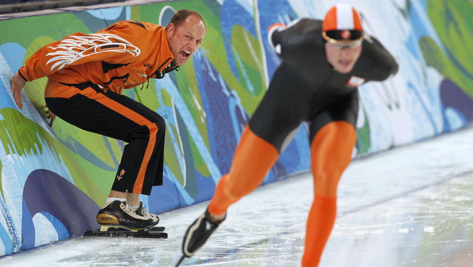 BLE LEDET INN I FRISTELSE: Det er sikkert fristende � bare g� i indre, men det er ikke lov. Sven Kramer ble derimot guidet inn i indre sving av trener Gerard Kemkers, da han egentlig skulle g�tt i ytre. Foto: AP