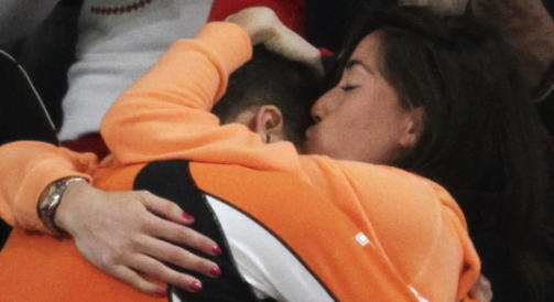 INGEN NY FEIRING MED KJ�RESTEN: Etter gull�pet p� 5000-meteren l�p Sven Kramer opp p� tribunen for � gi kj�resten Naomi van As en klem. I g�r kveld ble det ingen feiring. Foto: REUTERS