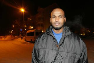 INGEN HJELP FRA UD: 
36-�ringen forteller at han, sammen med den al-Qaida-mistenktes barn, kontaktet Utenriksdepartementet (UD) torsdag i forrige uke. Etter det har han ikke h�rt noe, sier Kahie. Foto: BJ�RN LANGSEM