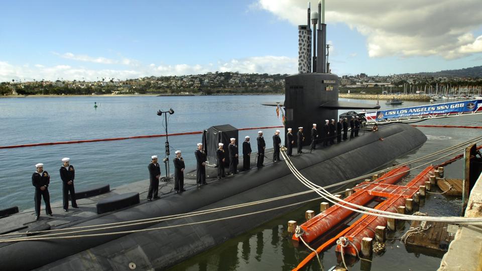 VAR REDDE FOR SENGEDELING: Kvinner f�r n� ta oppstilling blant de mannlige marinegastene som bemanner USAs ub�ter. Dette er USS Los Angeles - en ub�t i Los Angeles-klassen - som ble dekommisjonert i slutten av januar. Foto: AP Photo/Long Beach Press-Telegram, Steven Georges/SCANPIX