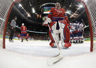 M�TTE RESIGNERE: P�l Grotnes har her sluppet inn slovakenes tredje m�l.  Foto: REUTERS