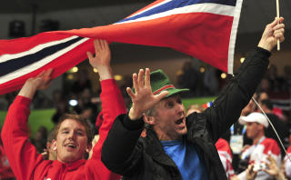 SOLID TRIBUNEST�TTE: Det var ikke bare norske supportere som st�ttet v�re iskrigere mot Slovakia. Ogs� n�ytrale tilskuere var h�ylytte st�ttespillere for Roy Johansens menn. Foto: AFP