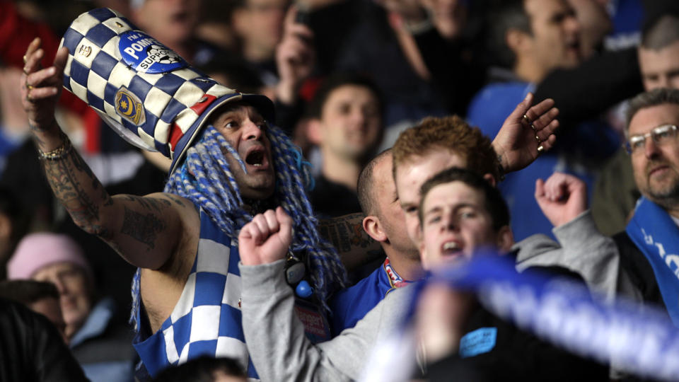 �KONOMISK KRISE: Portsmouth-fansen m� trolig se klubben bli satt under administrasjon. Pompey blir brukt som skrekkeksempel i Uefa-rapporten. Foto: AP Photo/Akira Suemori