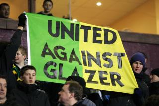 BYRDE: Disse Manchester United-supporterne demonstrerer mot klubbens amerikanske eiere. Uefa er kritisk til l�nefinansierte oppkj�p av toppklubber. Foto: EPA/LEE SANDERS