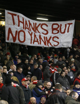 HICKS OG GILLETT-PROTEST: Uefa har merket seg at Liverpool - sammen med Manchester United - har klart � p�dra seg gjeld p� mer enn 10 milliarder kroner. Foto: AP/Paul Thomas