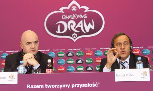 ADVARSEL: UEFA-president Michel Platini (t.h) og generalsekret�r Gianni Infantino mener for mange klubber er inne i en gjeldsspiral det er vanskelig � komme seg ut av. Foto: EPA/BARTLOMIEJ ZBOROWSKI