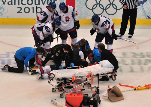 BLE LAPPET SAMMEN: Lubos Bartecko sydde flere sting i OL-hallen, men kom ikke tilbake p� isen. Foto: AFP