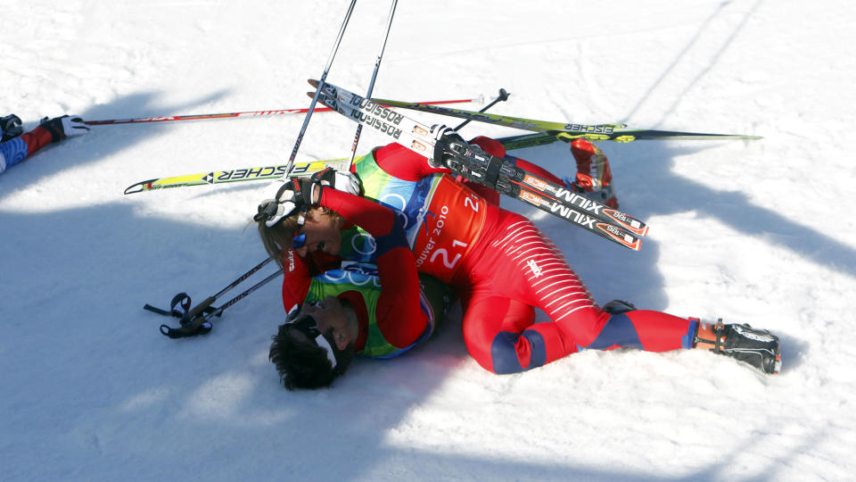 GULLGLEDE: �ystein Pettersen kaster seg over Petter Northug etter at tr�nderen gikk i m�l p� lagsprinten mandag. I forkant rundlurte Northug russeren i bakken. Foto: Cornelius Poppe/SCANPIX