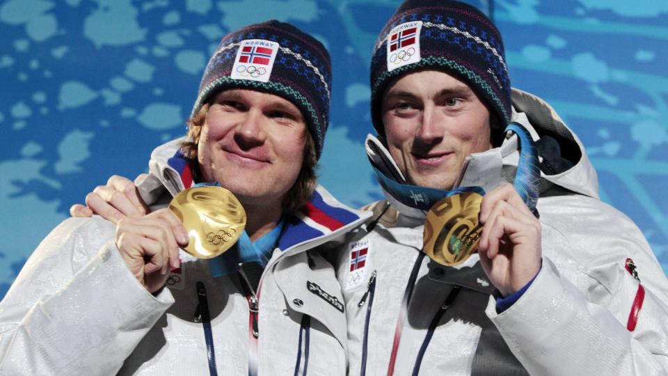 F�DT MED SKI P� BEINA: Finansavisa Wall Street Journal mener Norge ikke f�r respekten landet fortjener, for gull som �ystein Pettersen og Petter Northugs p� sprintstafetten. Foto: AP/Elise Amendola