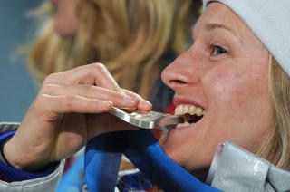 S�KV I G�R: Hedda Berntsen sikret Norge et overraskende s�lv i sn�cross. Foto: AFP/DIMITAR DILKOFF