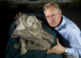 NYOPPDAGET: Paleontolog Brooks Britt ved Brigham Young-universitetet  poserer med Abydosaurus mcintosh-hodeskallen. Foto: Brigham Young University